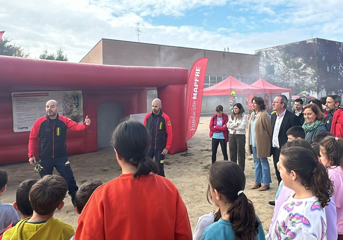 Un momento de las explicaciones de los bomberos a los alumnos