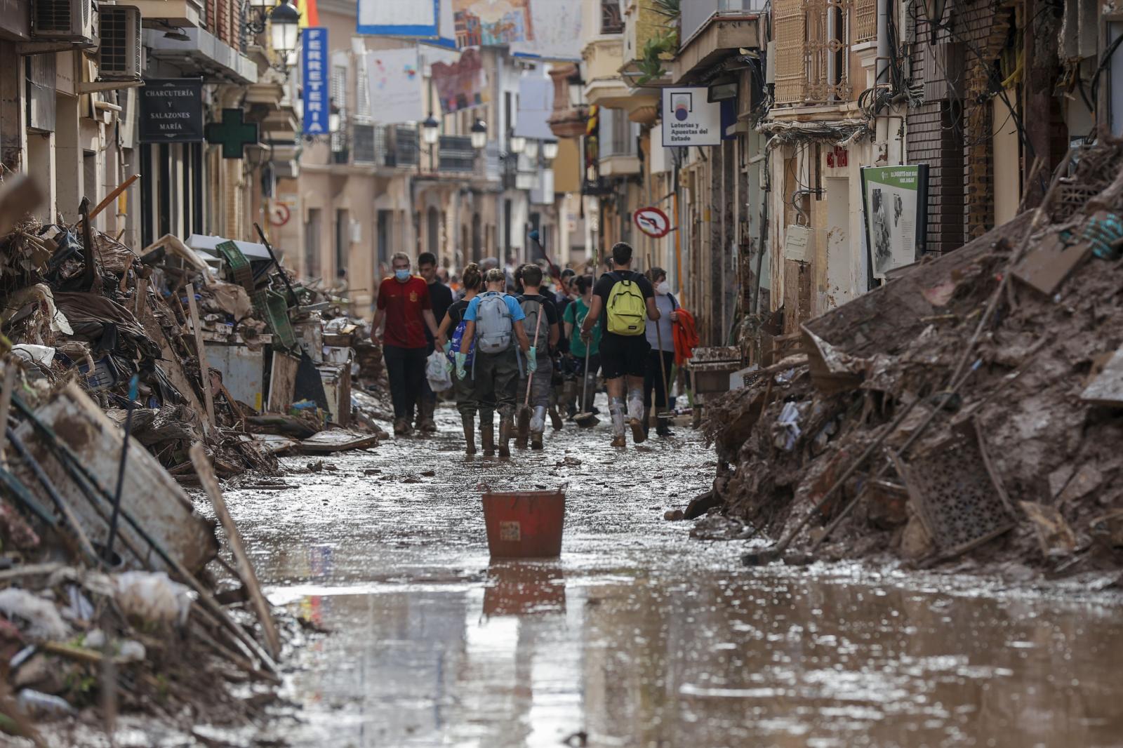 Fotografía de una de las calles de Paiporta encharcadas por las lluvias, Valencia