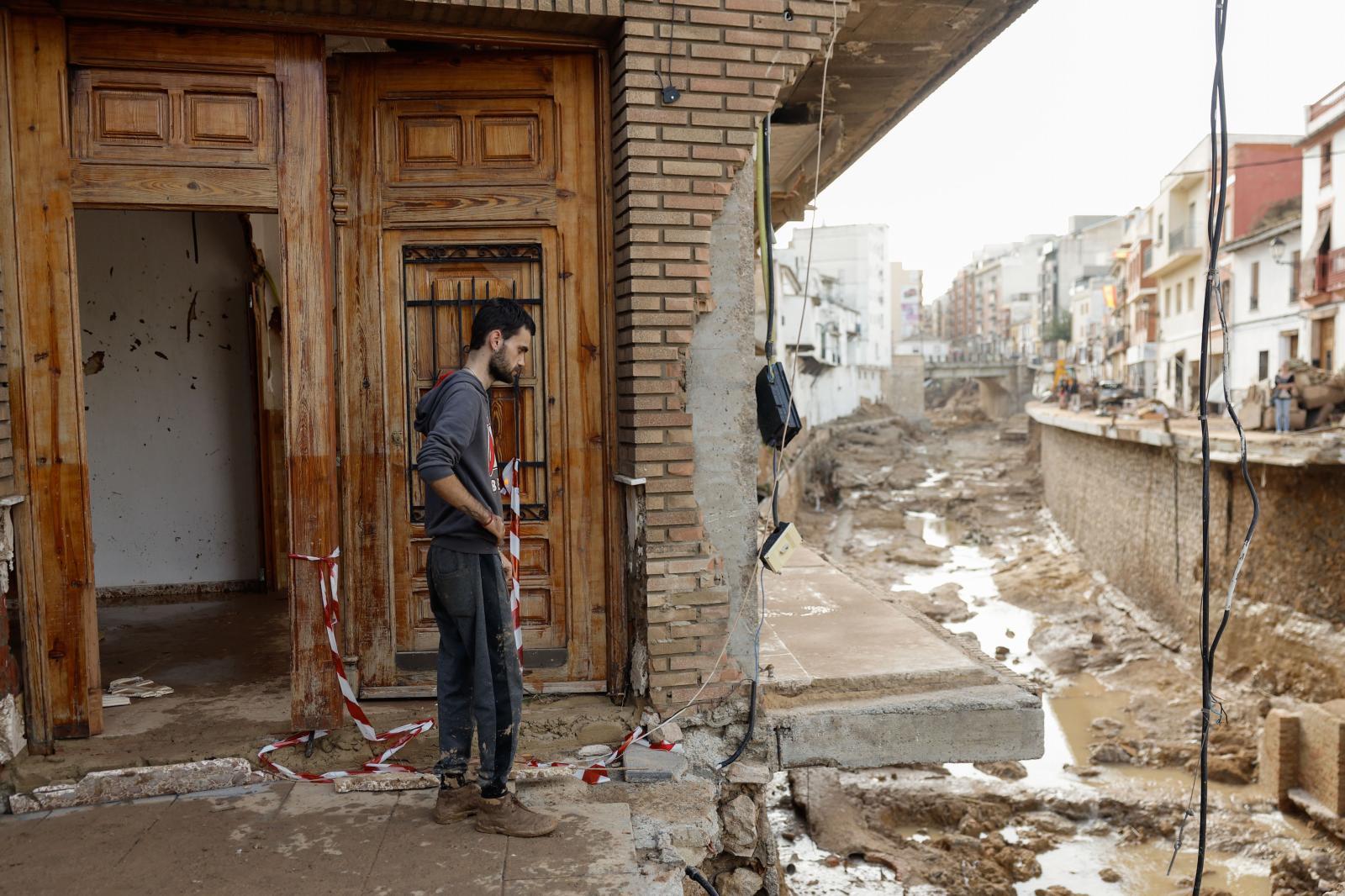 Un hombre observa el estado de su vivienda y de las calles tras la DANA