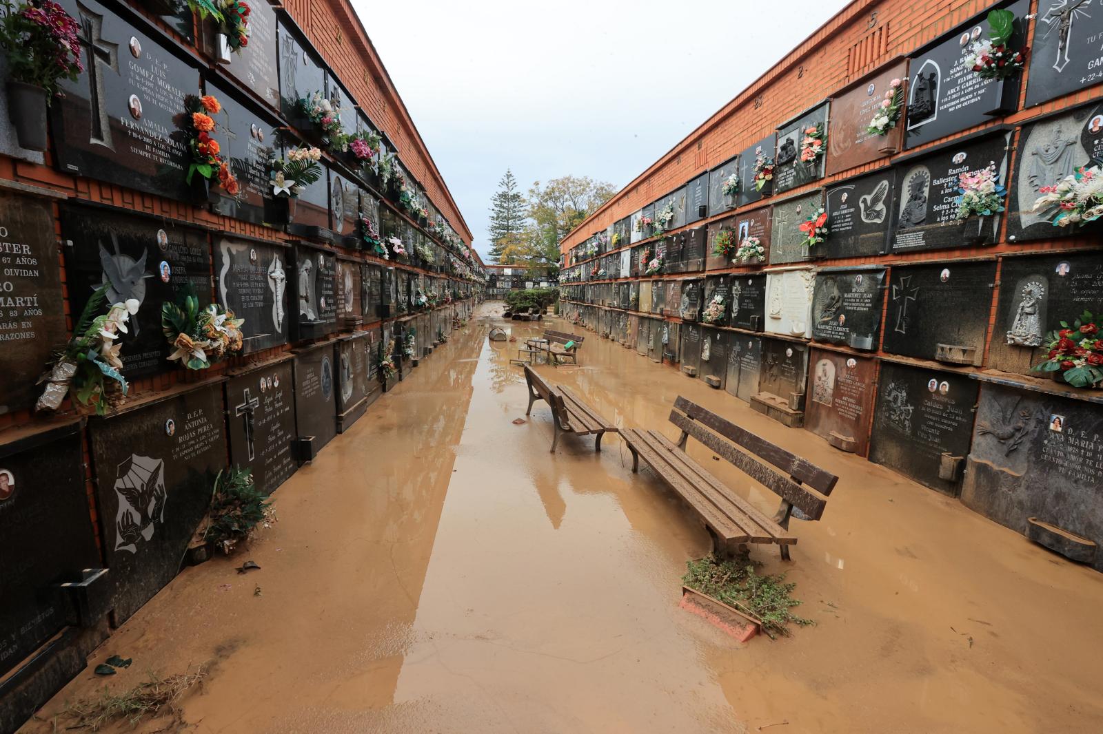 Destrozos en el cementerio de Alfafar tras el paso de la DANA, Valencia