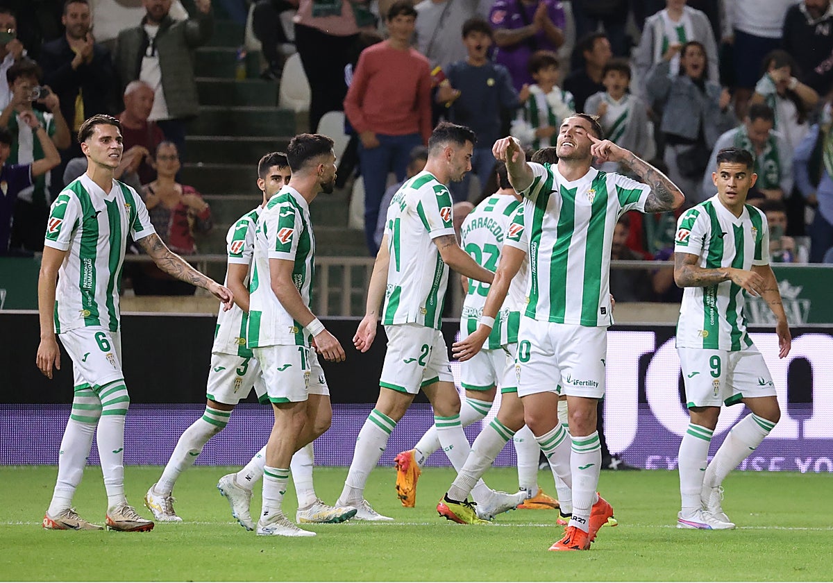 El delantero Antonio Casas celebra un gol en El Arcángel junto a sus compañeros