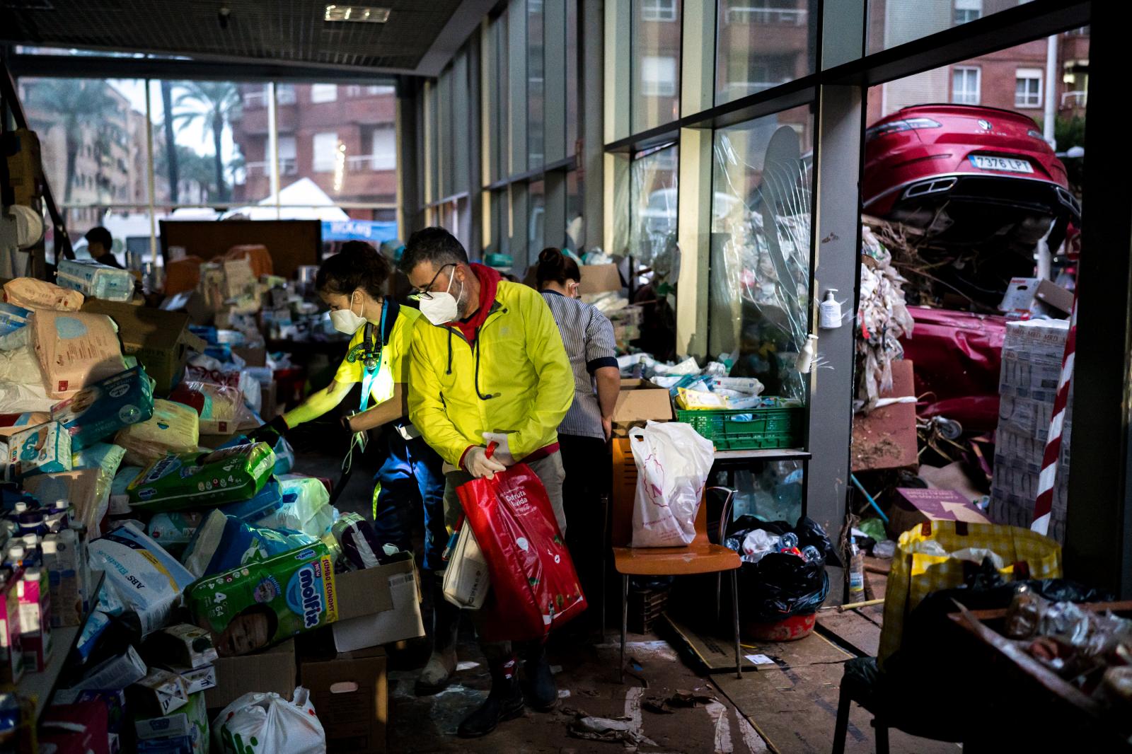 Voluntarios organizan los donativos, en Paiporta