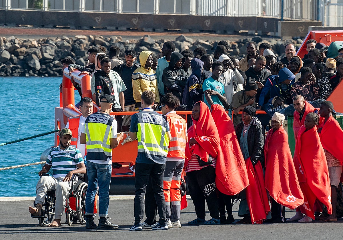 Desembarco de una embarcación con 59 personas rescatada por la guardamar Urania en la costa de Lanzarote