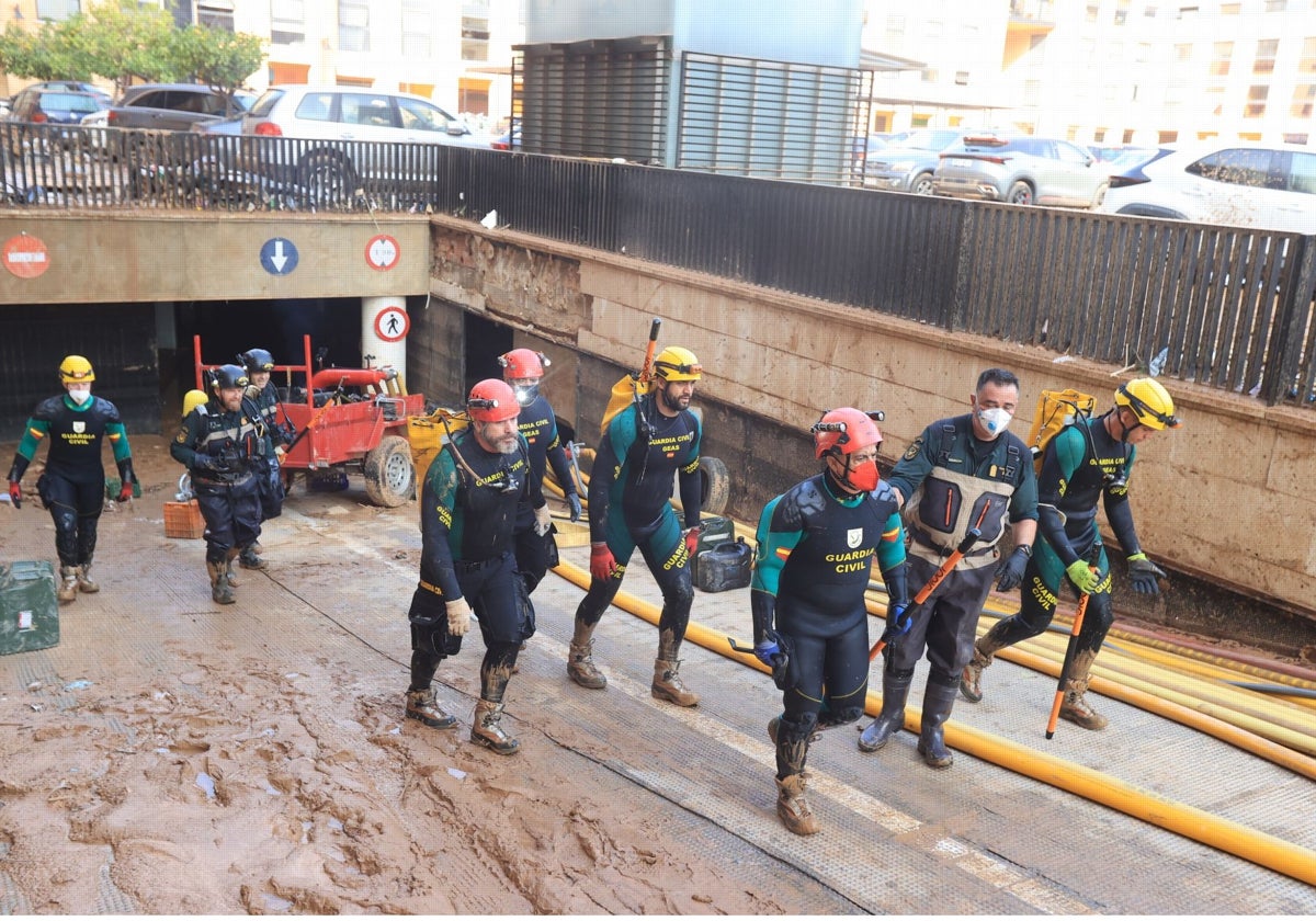 Imagen de un grupo de efectivos de la Guardia Civil tomada este martes en la localidad valenciana de Catarroja