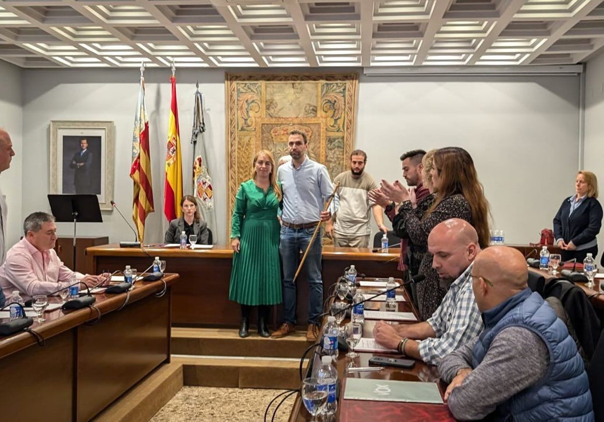 Imagen de Rocío Cortes (PP) y Mario Sánchez (PSOE), este martes, durante la entrega de la vara de mando en el Ayuntamiento de Requena