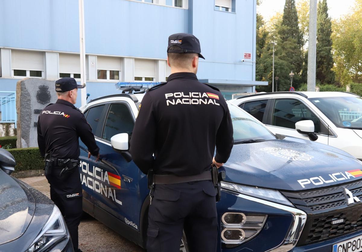 Los dos investigadores en la puerta de la comisaría de Fleming