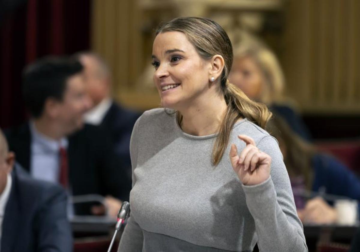 La presidenta del Govern, Marga Prohens, durante el pleno del Parlamento balear este martes en Palma de Mallorca