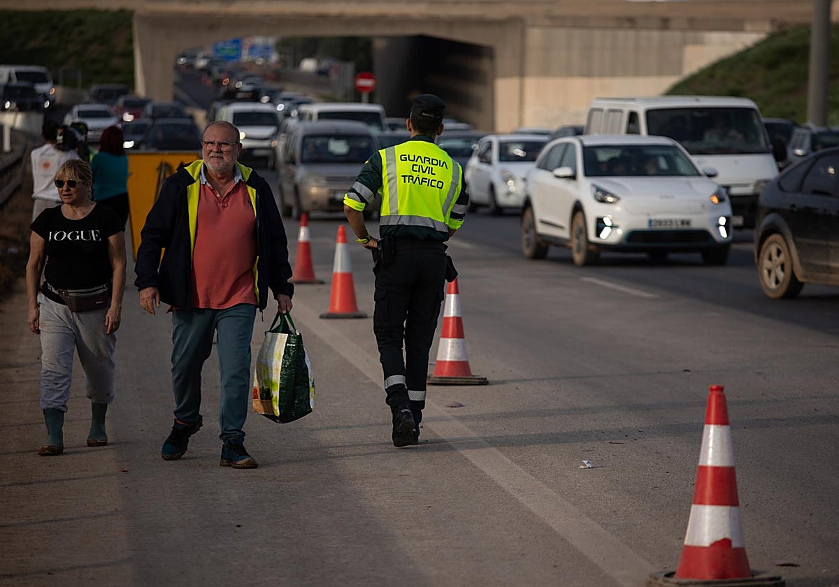 Un guardia civil regula el tráfico en Valencia, este martes