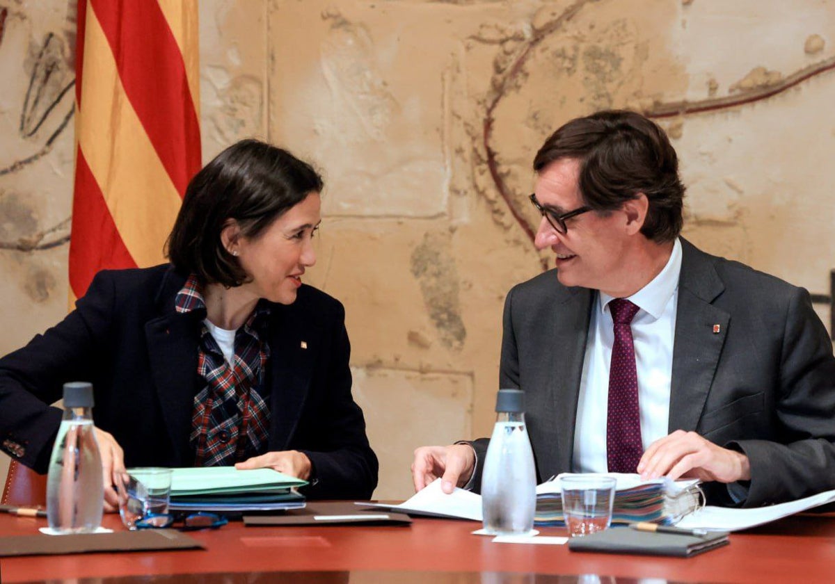 Núria Parlon, consejera de Interior de la Generalitat de Cataluña, y Salvador Illa, presidente autonómico, hoy, antes de la reunión del Govern