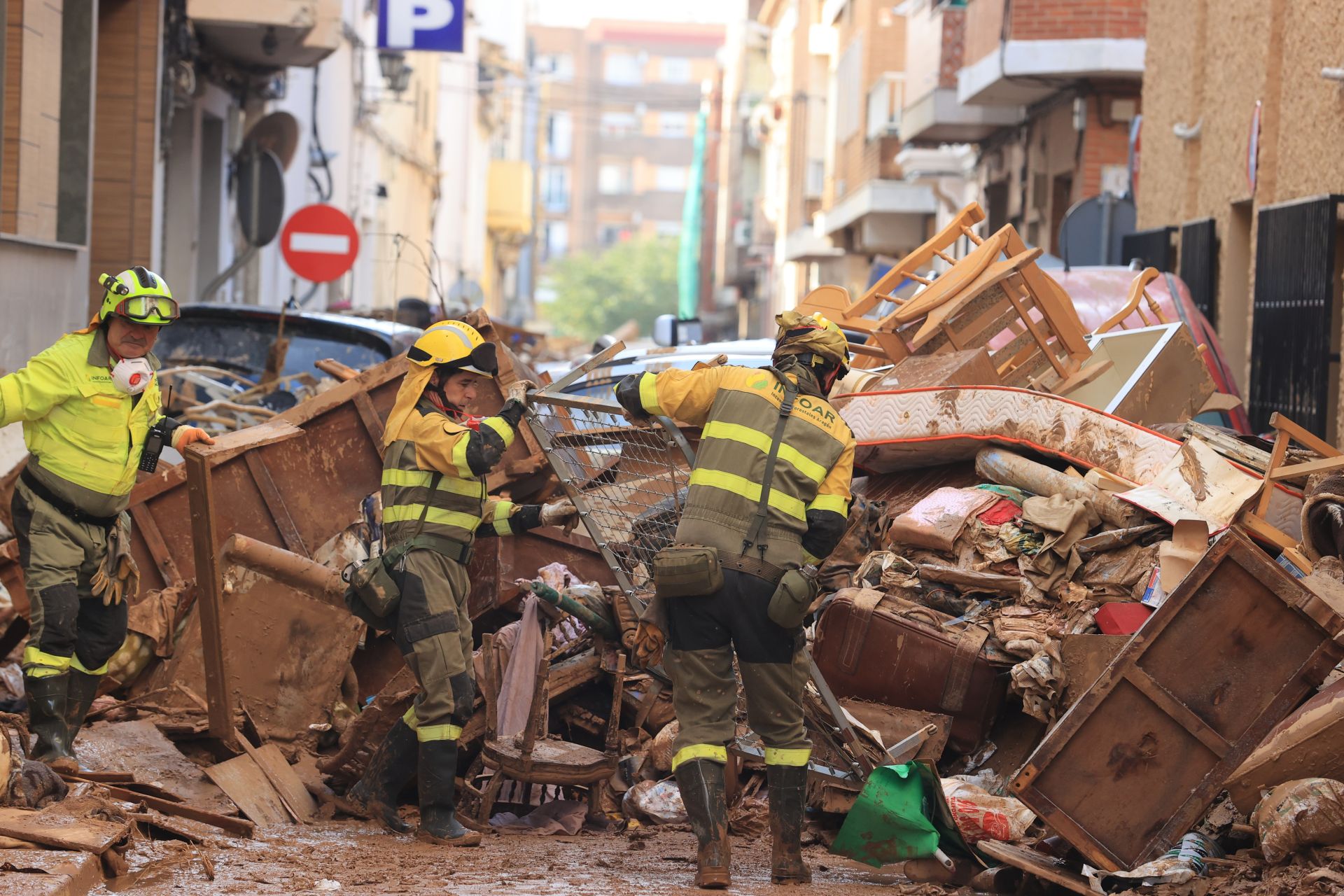 Trabajos en las calles de Catarroja (Valencia) tras el paso de la DANA