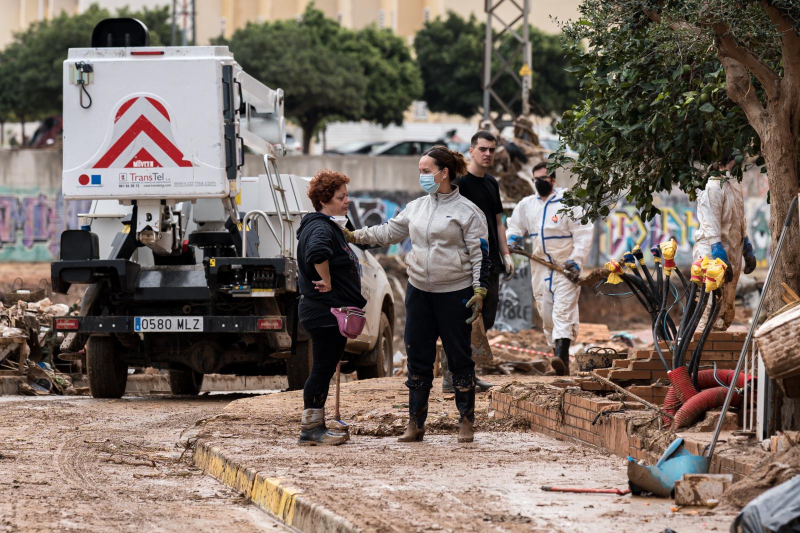 Voluntarios y vecinos limpian los grandes desperfectos ocasionados por la DANA, en Paiporta, Valencia