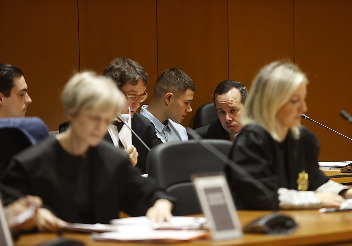 Llumba habla con su abogado en la sesión de este miércoles del juicio por el crimen de Samuel Luiz