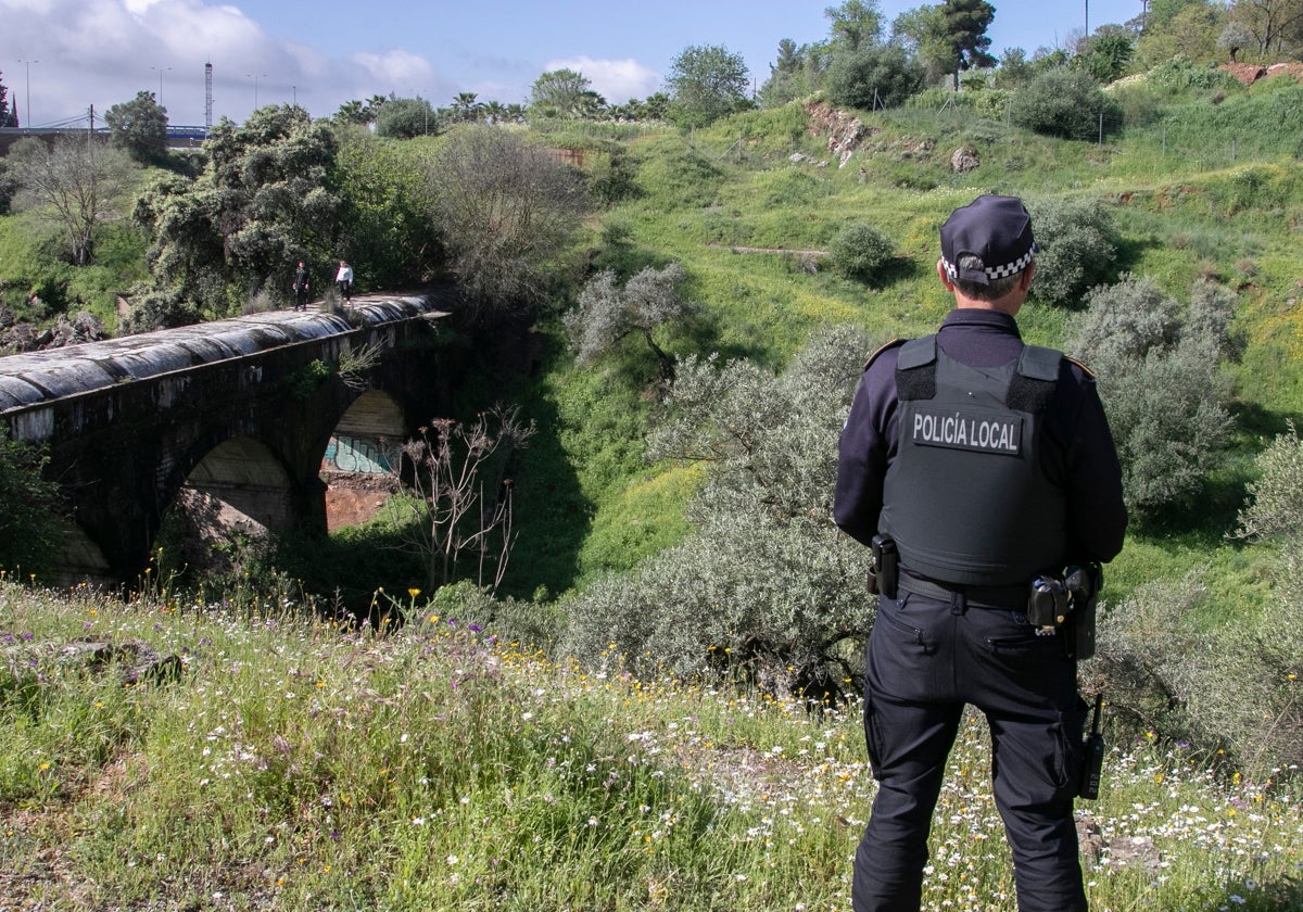 Un policía local sobre el cauce del arroyo Pedroche en la zona este de Córdoba