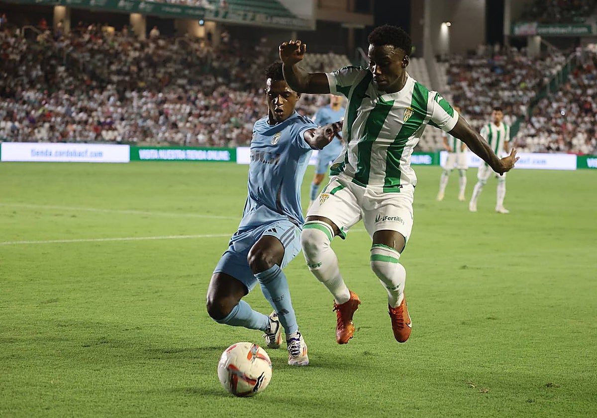 Adilson disputa el balón con un rival del Burgos en El Arcángel