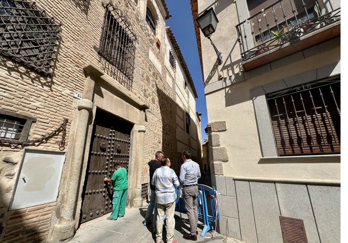 El alcalde, Carlos Velázquez, visitó el edificio el pasado mes de agosto, tras el desprendimiento del tejado