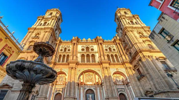 Imagen después - Fotografía original y montaje sobre el meme de la Catedral de Málaga y Óscar Puente