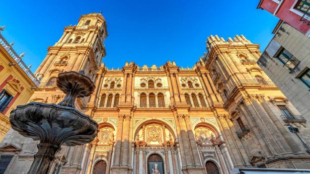 Imagen antes - Fotografía original y montaje sobre el meme de la Catedral de Málaga y Óscar Puente