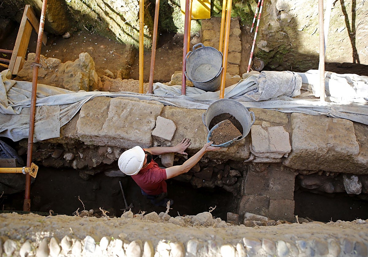 Excavación en el Patio de los Naranjos de la Mezquita-Catedral de Córdoba