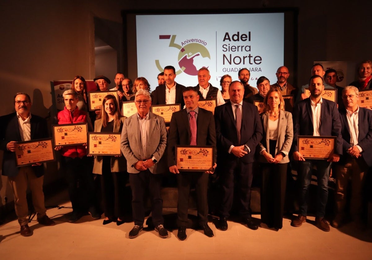 El consejero de Agricultura junto a los galardonados por el 30 aniversario del Grupo de Desarrollo Rural Sierra Norte