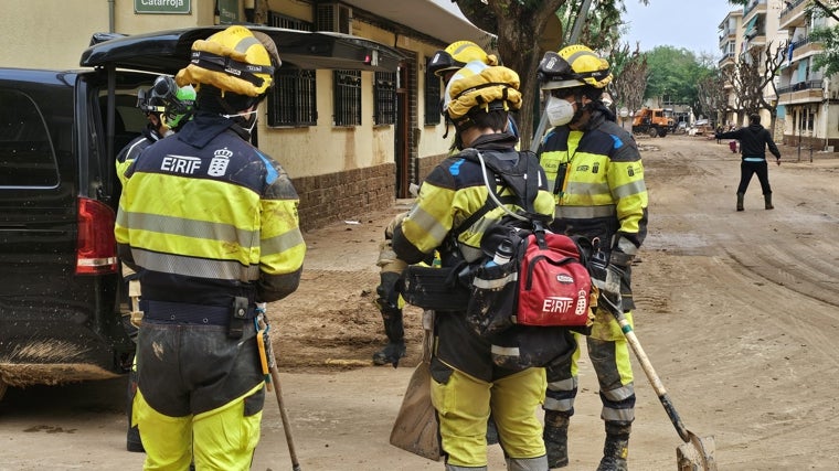 El emotivo agradecimiento de un niño valenciano recarga de energía a los bomberos canarios