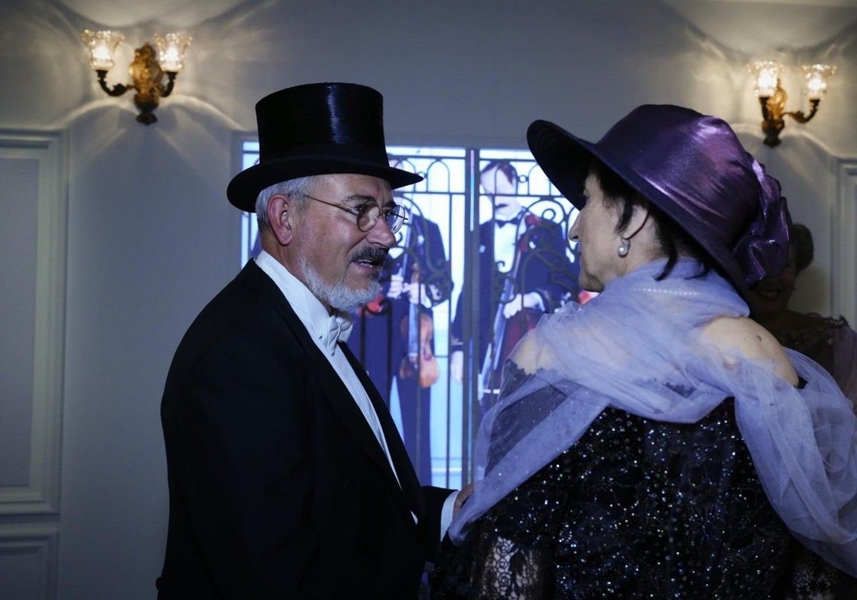 Una pareja ataviada al estilo de principios del siglo pasado en la Nave 16 de Matadero