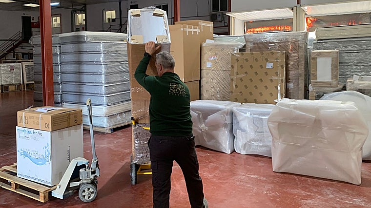 Muebles nuevos para las familias que han perdido su casa por la DANA en Valencia: el reto de un grupo de empresarios de Lucena