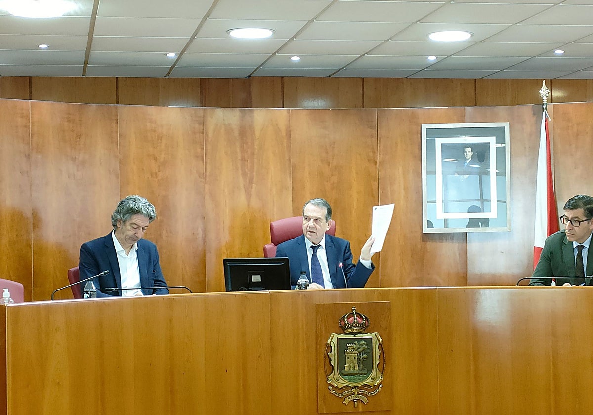 El alcalde de Vigo, Abel Caballero (centro), durante el pleno celebrado ayer en la ciudad olívica