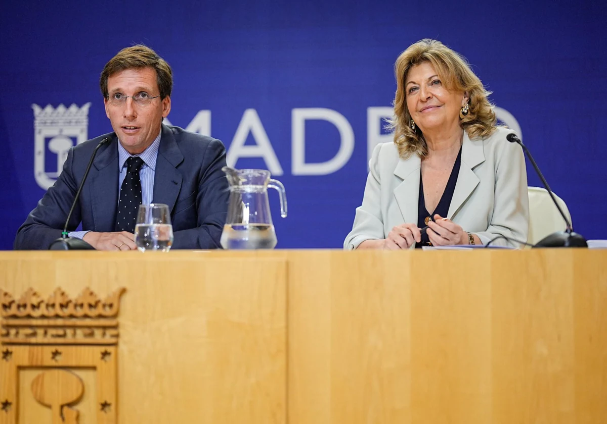 El alcalde de Madrid, José Luis Martínez-Almeida, junto a la delegada de Hacienda, Engracia Hidalgo, este jueves