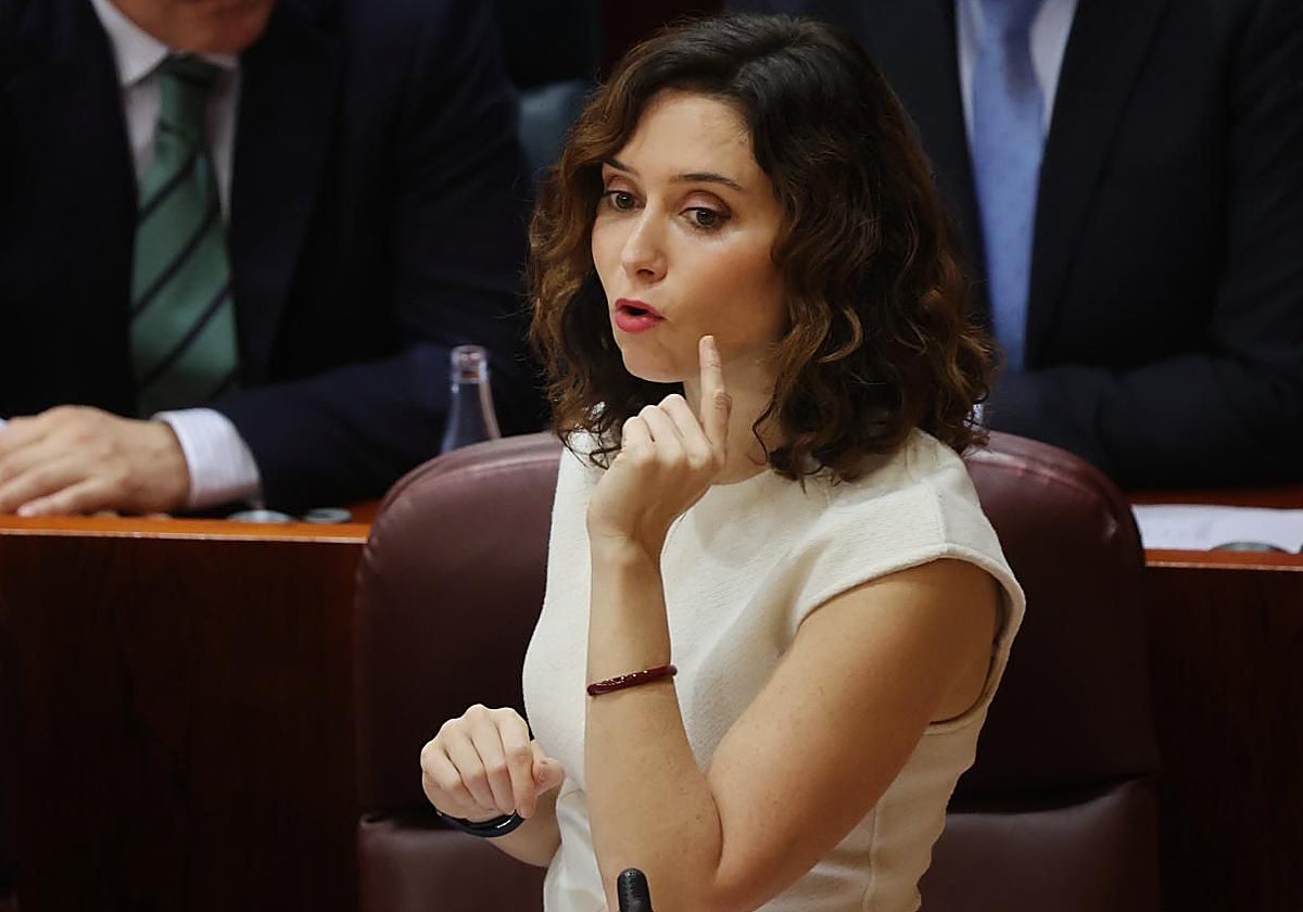 La presidenta de la Comunidad de Madrid, Isabel Díaz Ayuso, en el Pleno de la Asamblea