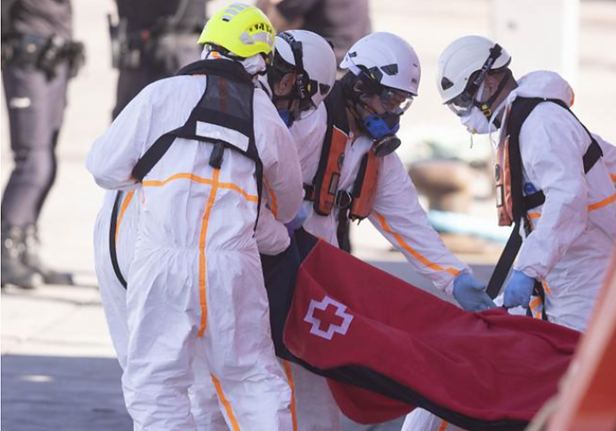 Desembarco de un migrante fallecido en la Ruta Canaria en foto de archivo