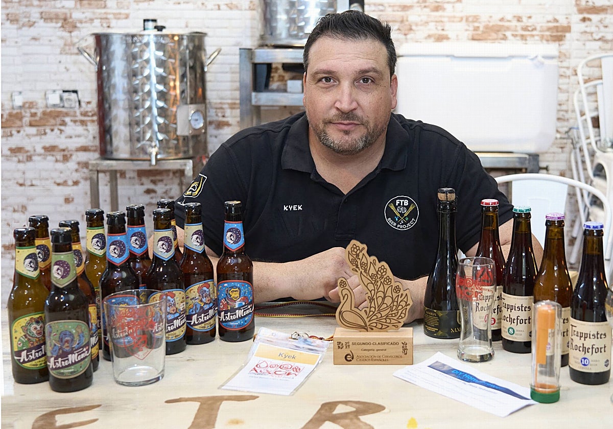 Carlos Ramón López posa con su premio y sus cervezas artesanas
