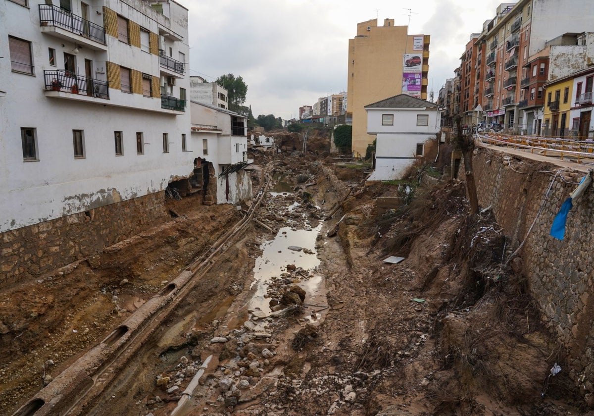 Imagen del barranco de Chiva tras desbordarse el pasado 29 de octubre. A la izquierda, la finca dañada en la que vive Norma