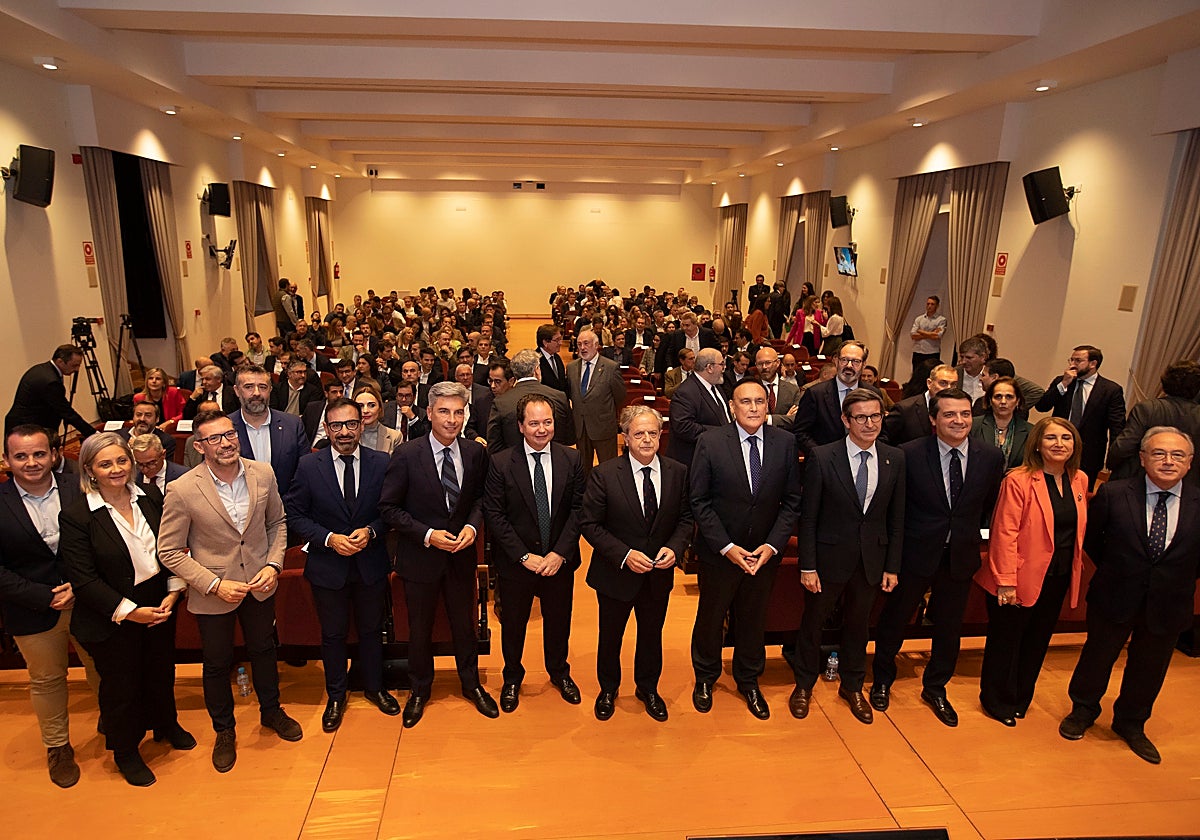 Autoridades y miembros del clúster en la diputación de Córdoba
