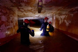 Rescates, inspección en garajes y limpiando calles: así trabajan los escoltas del Rey y la Guardia Real en las zonas afectadas por la DANA