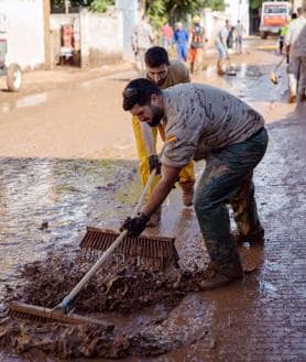 Imagen secundaria 2 - Escoltas del Rey trabajan en las zonas afectadas por la DANA en la provincia de Valencia