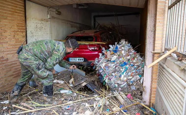 Imagen principal - Escoltas del Rey trabajan en las zonas afectadas por la DANA en la provincia de Valencia