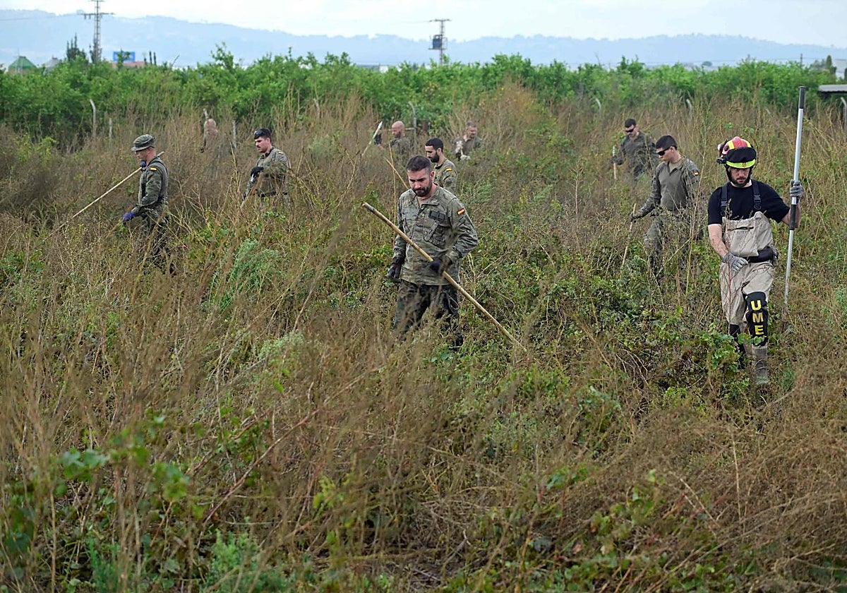 Agentes militares de la UME rastrean zonas de campo en la localidad valenciana de Loriguilla