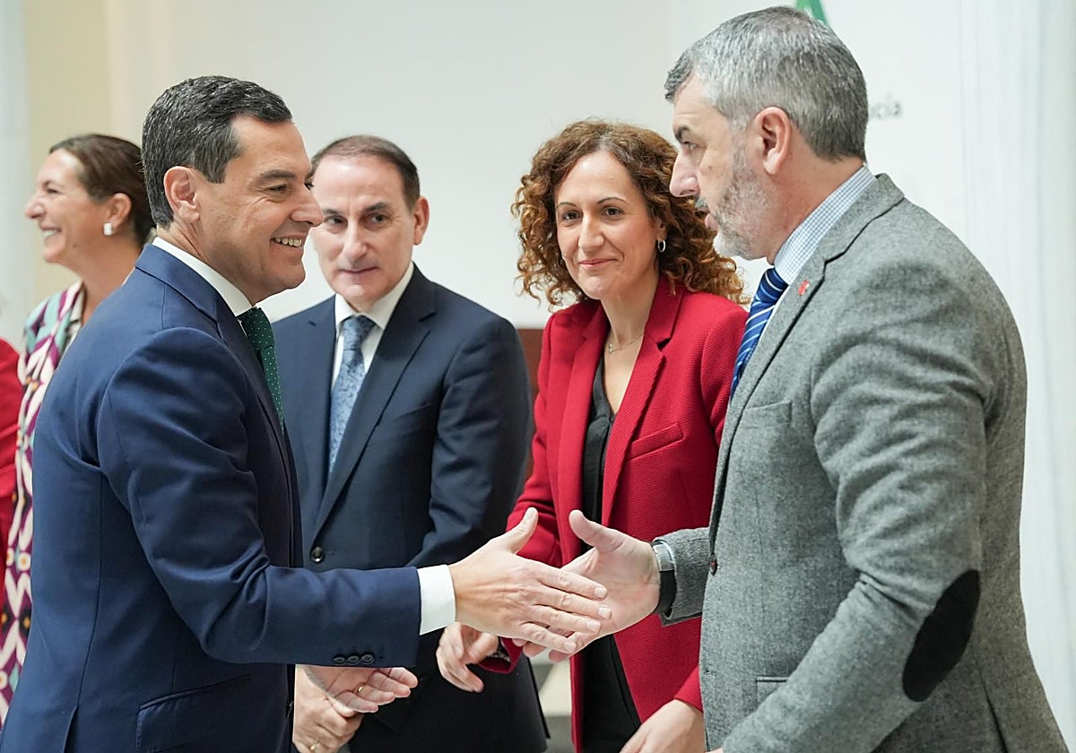 Juanma Moreno saluda a los sindicatos y a la CEA