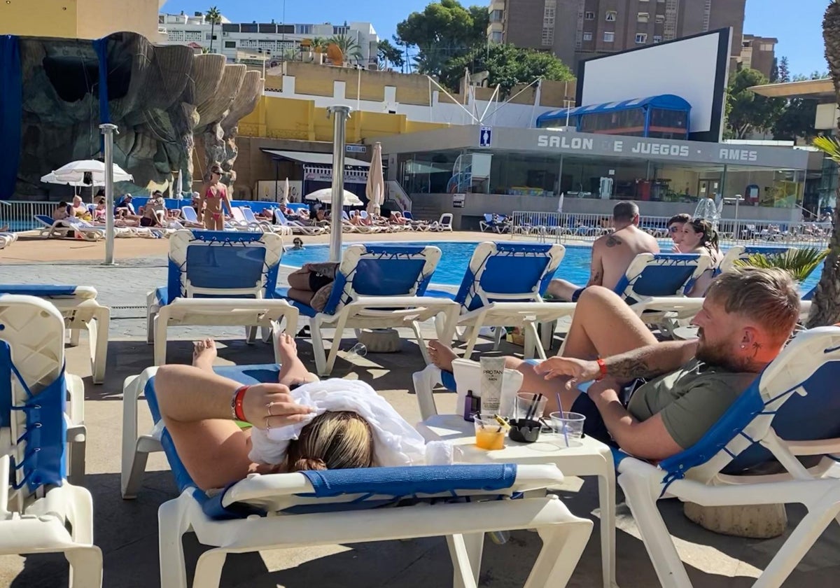 Turistas británicos en la terraza de un hotel en Benidorm