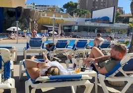 La prensa británica pone el foco en el contraste de sus turistas en Benidorm «esquivando con sol y cerveza» la DANA de Valencia