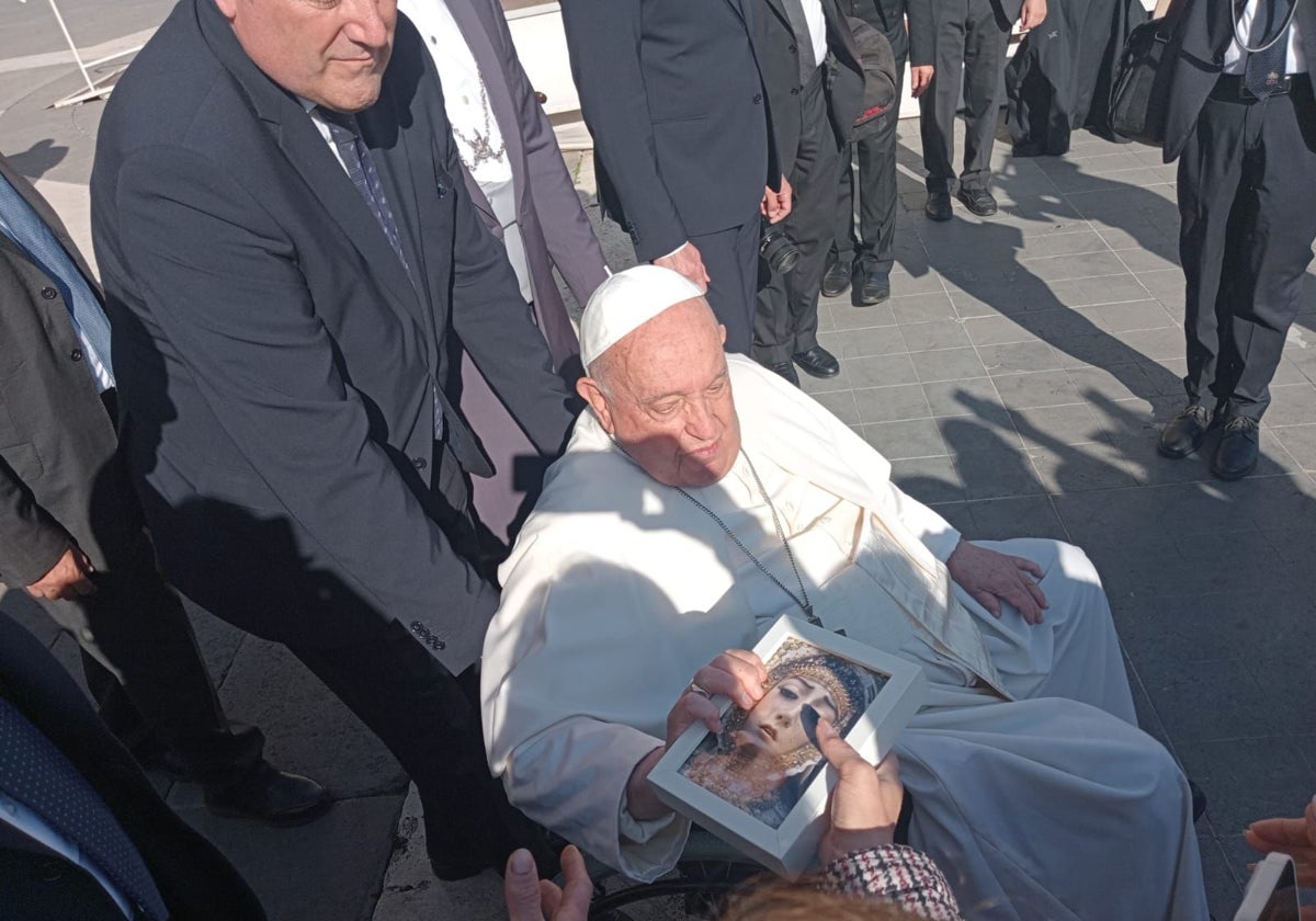 Momento en que el Papa Francisco tiene en las manos la fotografía de la Virgen de los Dolores