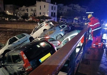 Una tromba provoca una riada en Cadaqués que arrastra una treintena de vehículos