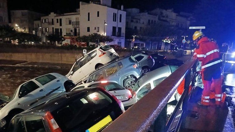 Una tromba provoca una riada en Cadaqués que arrastra una treintena de vehículos