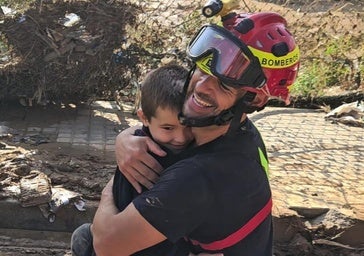 El entrañable gesto de los bomberos de Córdoba con un niño víctima de las inundaciones