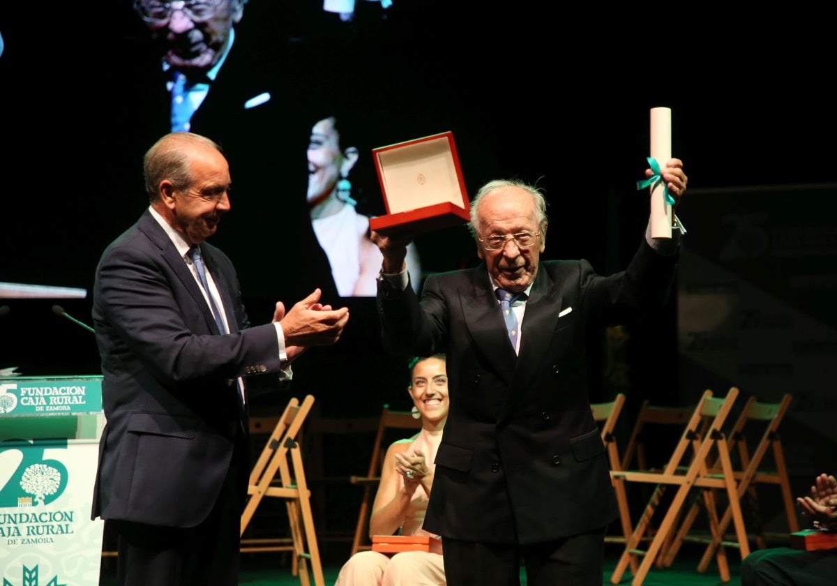 El doctor José Miguel Diego recibe un premio en 2022