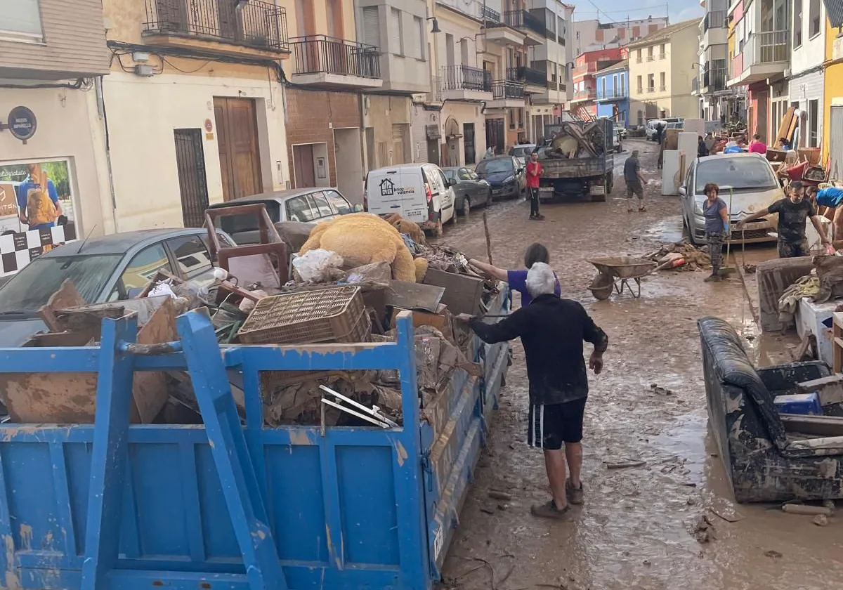 Una de las calles del municipio valenciano de Guadassuar afectado por las riadas