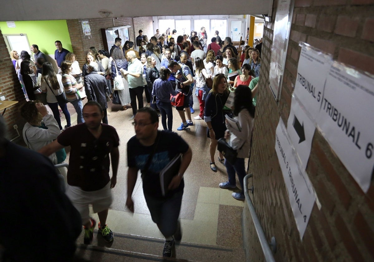 Pruebas de una oposición de Educación en una imagen de archivo