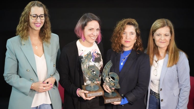 Las directoras Estefanía de la Chica y Raquel Troyano junto a la consejera de Igualdad, Sara Simón