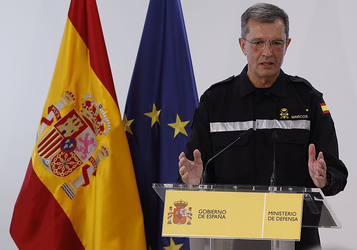 El jefe de la UME, el teniente general Javier Marcos, en rueda de prensa en el Ministerio de Defensa