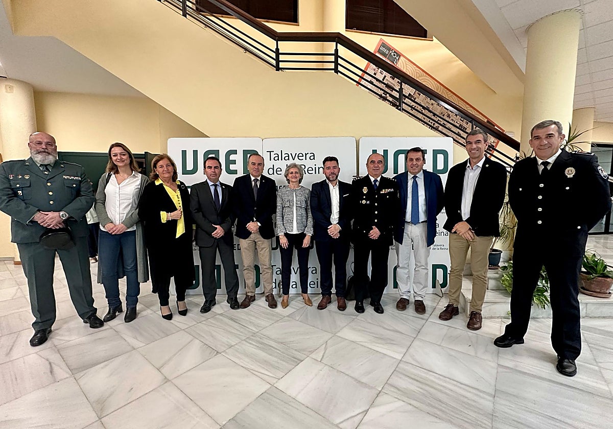 Participantes en la inauguración del curso